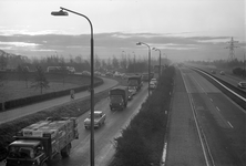 810804 Gezicht op Rijksweg 2 te Utrecht vanaf het viaduct in de Verlengde Vleutenseweg, uit het noorden; links de oprit ...